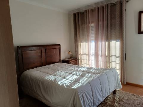 Moradia T2 em banda com Garagem , varandas e quintal com BBQ