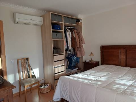 Moradia T2 em banda com Garagem , varandas e quintal com BBQ