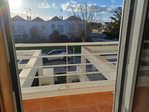 Moradia T2 em banda com Garagem , varandas e quintal com BBQ