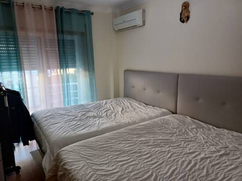 Moradia T2 em banda com Garagem , varandas e quintal com BBQ