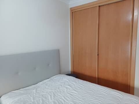 Moradia T2 em banda com Garagem , varandas e quintal com BBQ