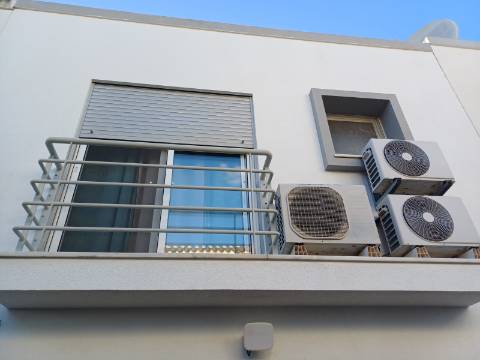 Moradia T2 em banda com Garagem , varandas e quintal com BBQ