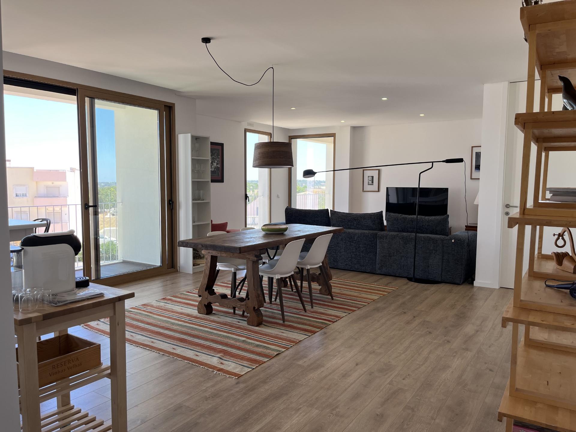 Penthouse T3 com 3 WC, duas varandas, sala e cozinha em open espace, lavandaria