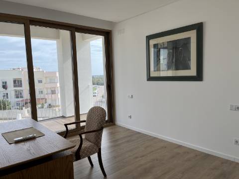 Penthouse T3 com 3 WC, duas varandas, sala e cozinha em open espace, lavandaria