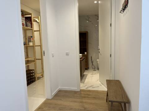 Penthouse T3 com 3 WC, duas varandas, sala e cozinha em open espace, lavandaria