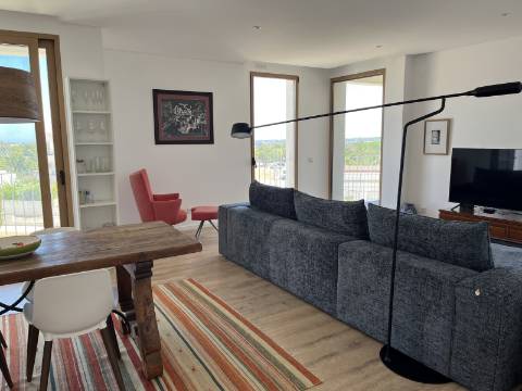 Penthouse T3 com 3 WC, duas varandas, sala e cozinha em open espace, lavandaria