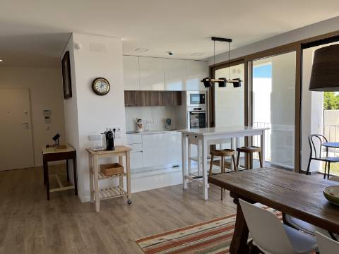 Penthouse T3 com 3 WC, duas varandas, sala e cozinha em open espace, lavandaria