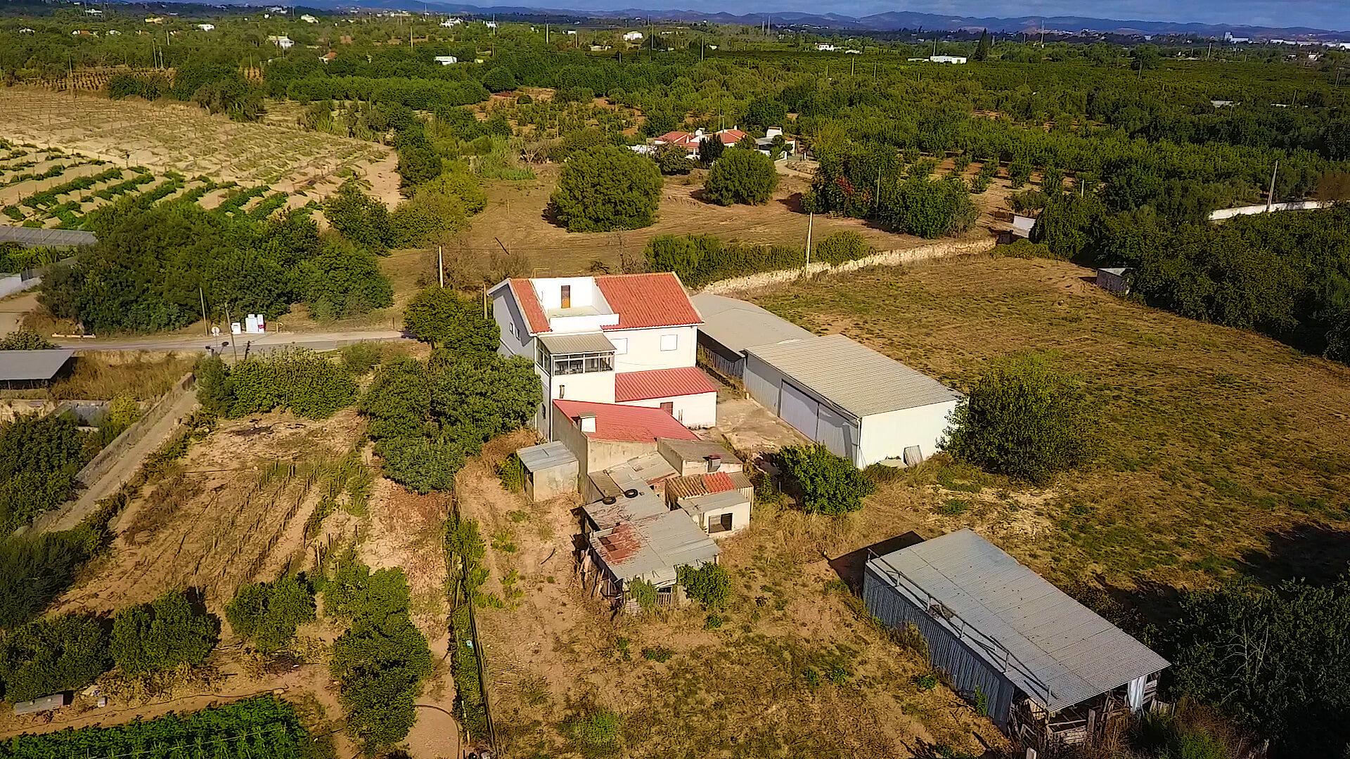Quinta com moradia e armazéns e terreno de 5.450m2