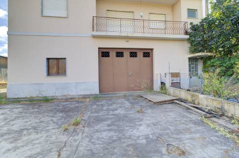 Quinta com moradia e armazéns e terreno de 5.450m2