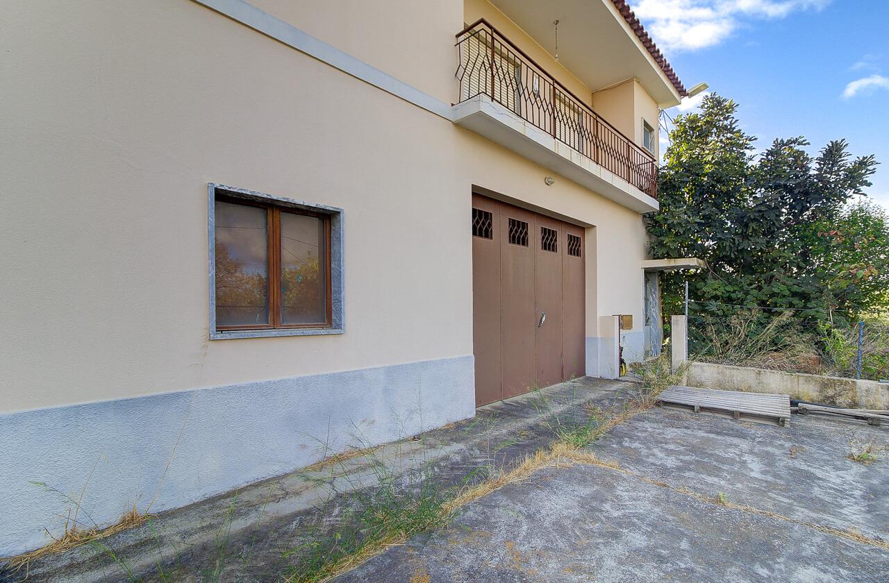 Quinta com moradia e armazéns e terreno de 5.450m2