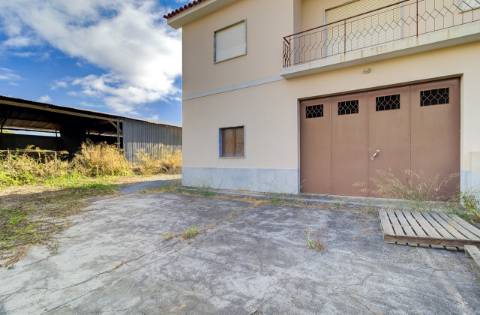 Quinta com moradia e armazéns e terreno de 5.450m2