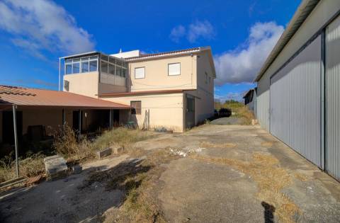 Quinta com moradia e armazéns e terreno de 5.450m2