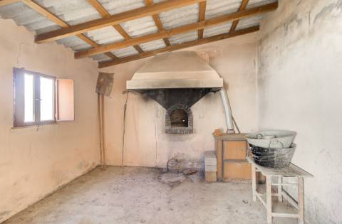 Quinta com moradia e armazéns e terreno de 5.450m2