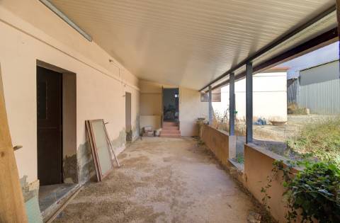 Quinta com moradia e armazéns e terreno de 5.450m2