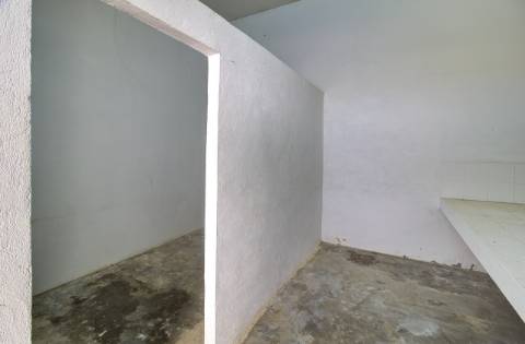 Quinta com moradia e armazéns e terreno de 5.450m2