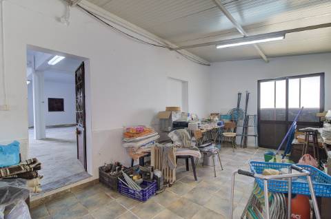 Quinta com moradia e armazéns e terreno de 5.450m2