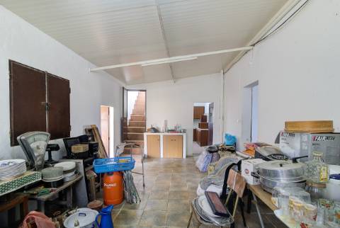 Quinta com moradia e armazéns e terreno de 5.450m2