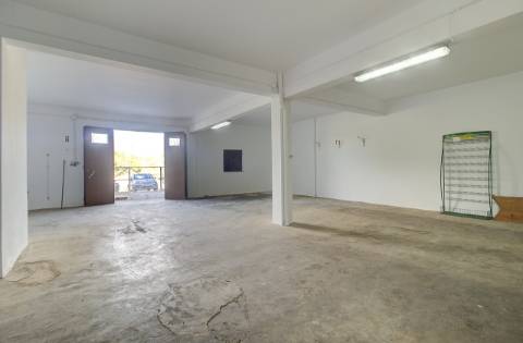 Quinta com moradia e armazéns e terreno de 5.450m2