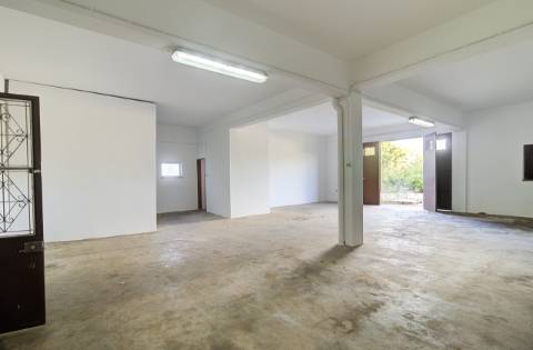 Quinta com moradia e armazéns e terreno de 5.450m2