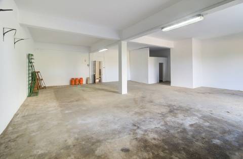 Quinta com moradia e armazéns e terreno de 5.450m2