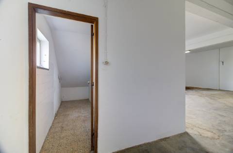 Quinta com moradia e armazéns e terreno de 5.450m2