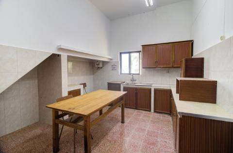 Quinta com moradia e armazéns e terreno de 5.450m2