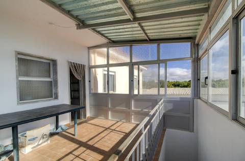 Quinta com moradia e armazéns e terreno de 5.450m2