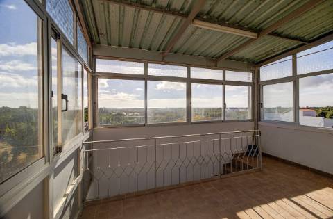 Quinta com moradia e armazéns e terreno de 5.450m2