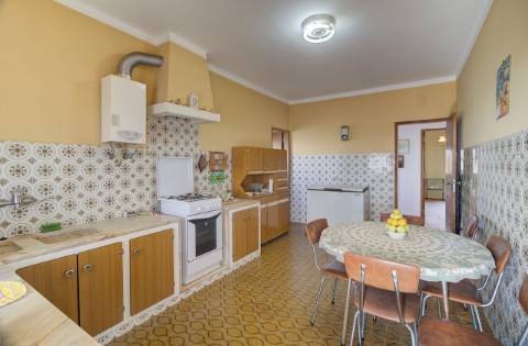 Quinta com moradia e armazéns e terreno de 5.450m2