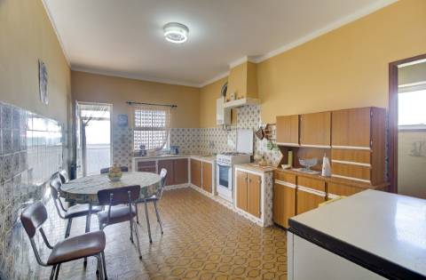 Quinta com moradia e armazéns e terreno de 5.450m2