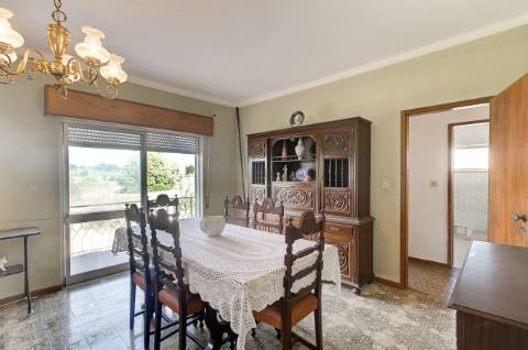 Quinta com moradia e armazéns e terreno de 5.450m2