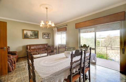 Quinta com moradia e armazéns e terreno de 5.450m2