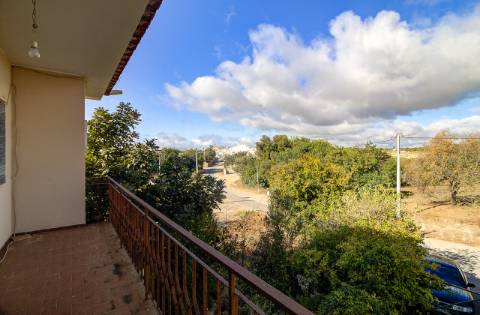 Quinta com moradia e armazéns e terreno de 5.450m2