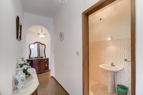 Quinta com moradia e armazéns e terreno de 5.450m2