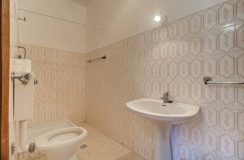 Quinta com moradia e armazéns e terreno de 5.450m2