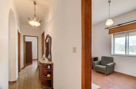 Quinta com moradia e armazéns e terreno de 5.450m2