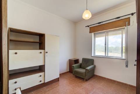 Quinta com moradia e armazéns e terreno de 5.450m2