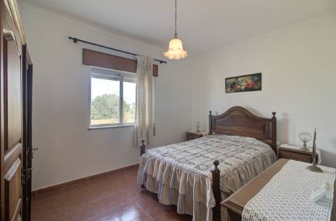 Quinta com moradia e armazéns e terreno de 5.450m2