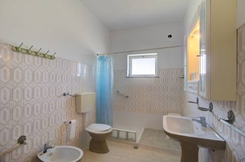 Quinta com moradia e armazéns e terreno de 5.450m2