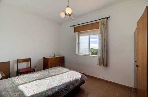 Quinta com moradia e armazéns e terreno de 5.450m2