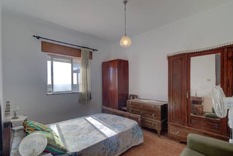 Quinta com moradia e armazéns e terreno de 5.450m2