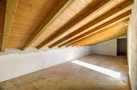 Quinta com moradia e armazéns e terreno de 5.450m2