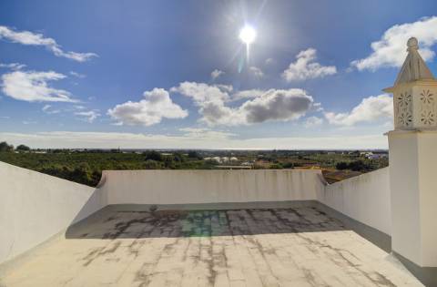 Quinta com moradia e armazéns e terreno de 5.450m2