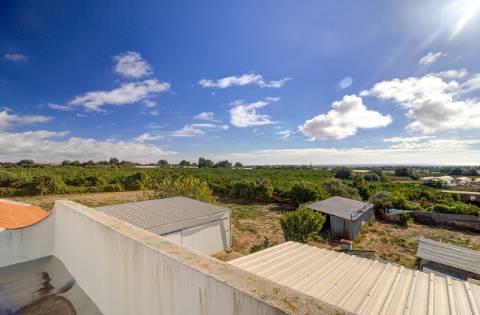 Quinta com moradia e armazéns e terreno de 5.450m2