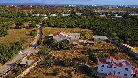 Quinta com moradia e armazéns e terreno de 5.450m2