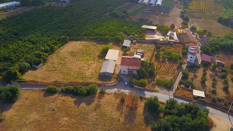 Quinta com moradia e armazéns e terreno de 5.450m2