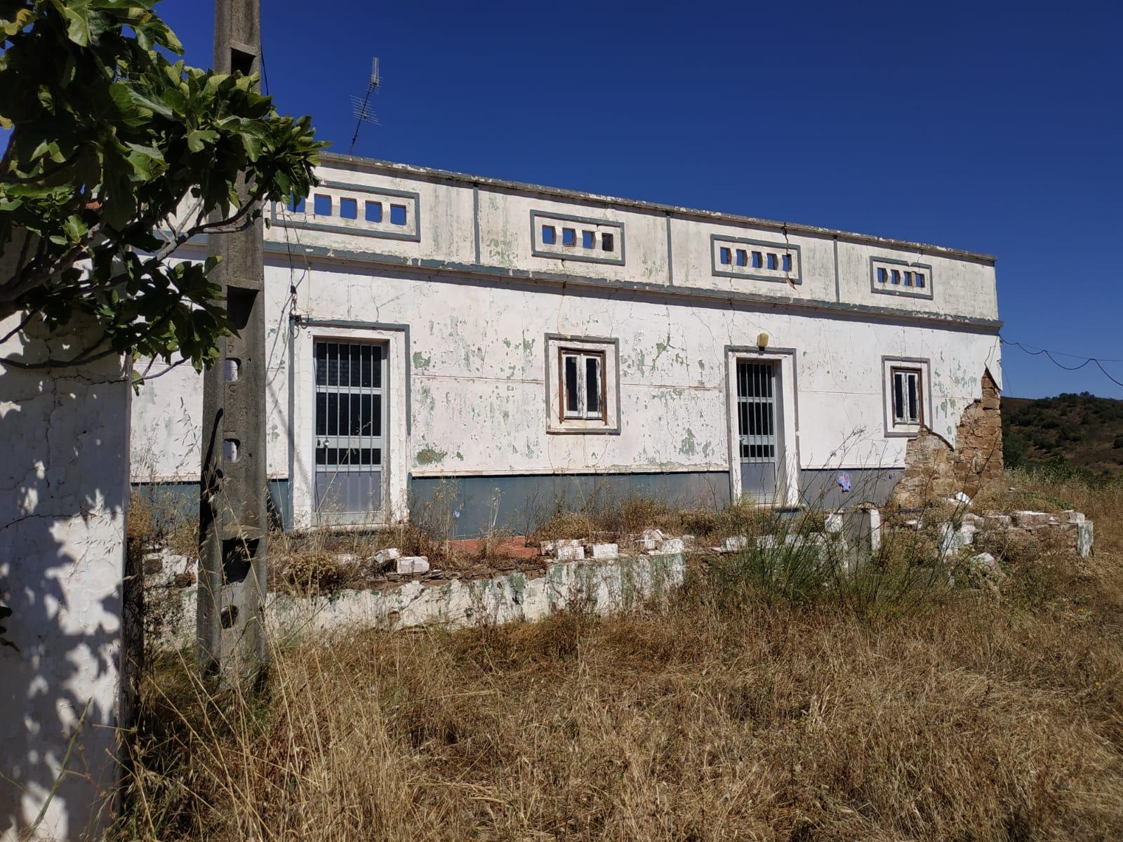 MORADIA ISOLADA COM 18.240 M2 DE TERRENO COM ÁRMAZEM PARA RECONSTRUIR - BELICHE - CASTRO MARIM - ALGARVE