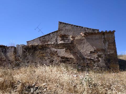 MORADIA ISOLADA COM 18.240 M2 DE TERRENO COM ÁRMAZEM PARA RECONSTRUIR - BELICHE - CASTRO MARIM - ALGARVE