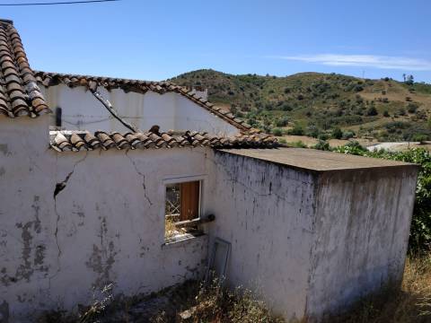 MORADIA ISOLADA COM 18.240 M2 DE TERRENO COM ÁRMAZEM PARA RECONSTRUIR - BELICHE - CASTRO MARIM - ALGARVE