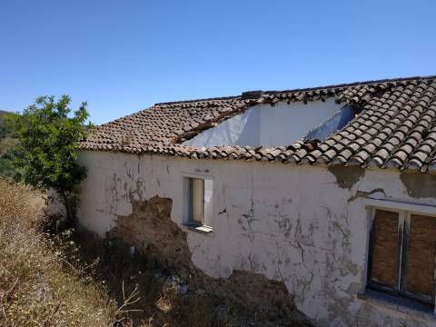 MORADIA ISOLADA COM 18.240 M2 DE TERRENO COM ÁRMAZEM PARA RECONSTRUIR - BELICHE - CASTRO MARIM - ALGARVE